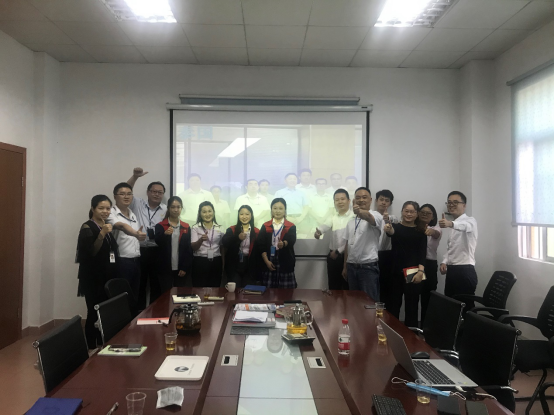 爱游戏官方网页版-爱游戏(中国)软件与炎墨合影 爱游戏官方网页版-爱游戏(中国)软件与炎墨合影